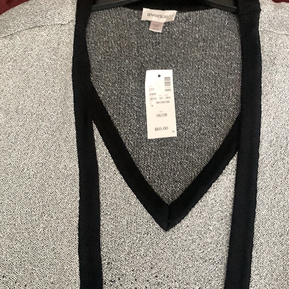 AVENUE-NEW/NEVER WORN Black and Silver Ombré Sweater (one piece). Size: 26/28 - Picture 4 of 10